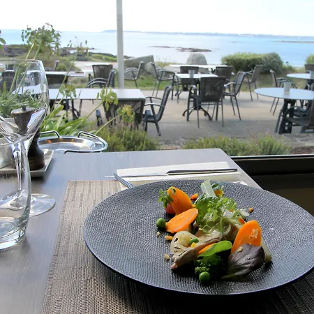 Отель Logis & Restaurant Les Mouettes - Plage, Proche De Lorient Лармор-Плаж